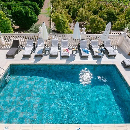 Rafaella Private Pool, Gym & Jacuzzi Villa