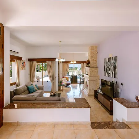 Rafaella Private Pool, Gym & Jacuzzi Villa