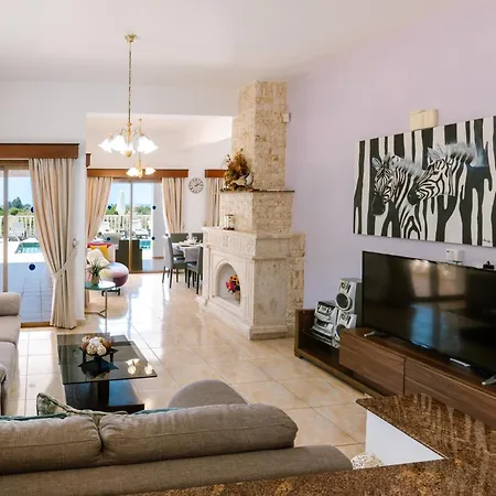 Villa Rafaella Private Pool, Gym & Jacuzzi