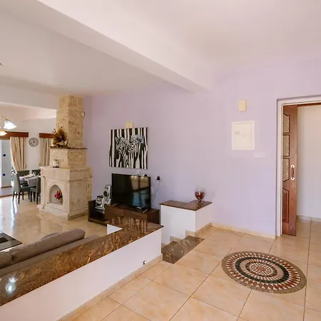 Rafaella Private Pool, Gym & Jacuzzi Peyia