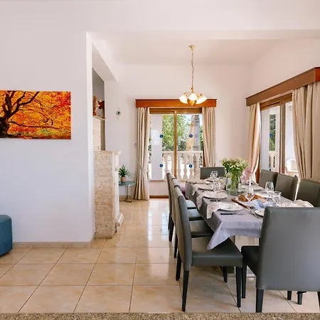 Rafaella Private Pool, Gym & Jacuzzi Villa