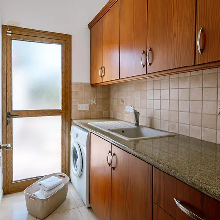 Rafaella Private Pool, Gym & Jacuzzi Villa
