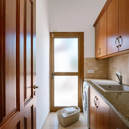 Rafaella Private Pool, Gym & Jacuzzi Villa *