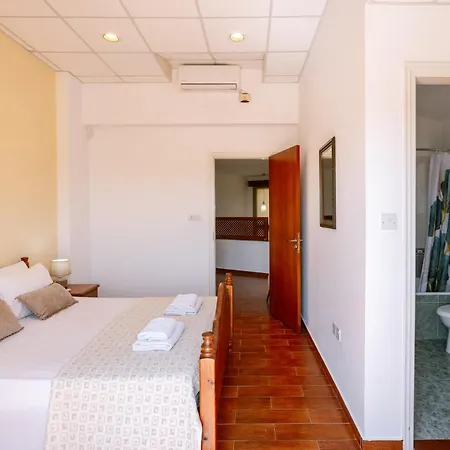Rafaella Private Pool, Gym & Jacuzzi Villa