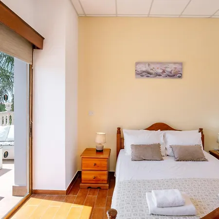 Rafaella Private Pool, Gym & Jacuzzi Villa Peyia