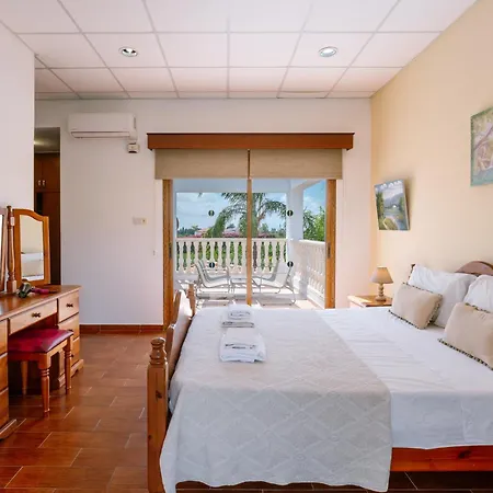 Vilă Rafaella Private Pool, Gym & Jacuzzi Peyia