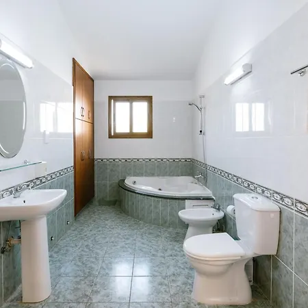 Rafaella Private Pool, Gym & Jacuzzi Villa Peyia