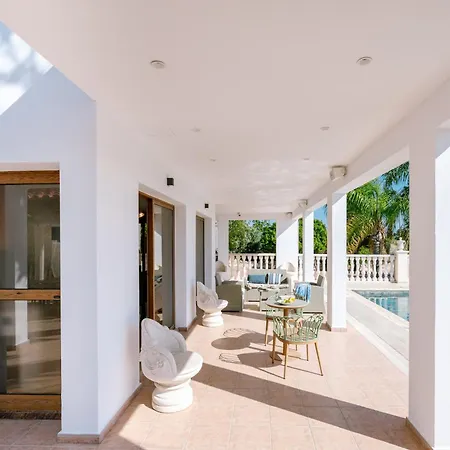 Rafaella Private Pool, Gym & Jacuzzi *