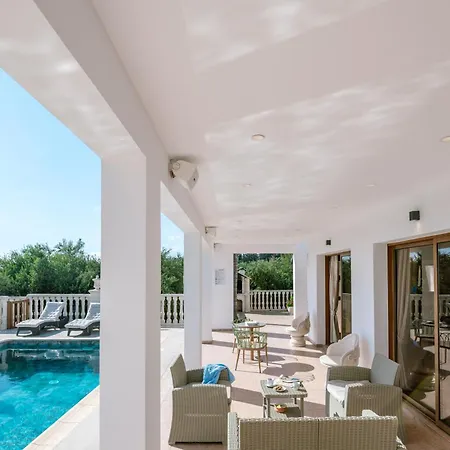 Rafaella Private Pool, Gym & Jacuzzi Peyia