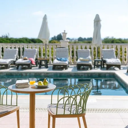 Rafaella Private Pool, Gym & Jacuzzi Villa *
