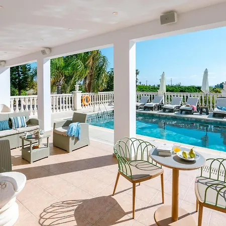 Rafaella Private Pool, Gym & Jacuzzi *