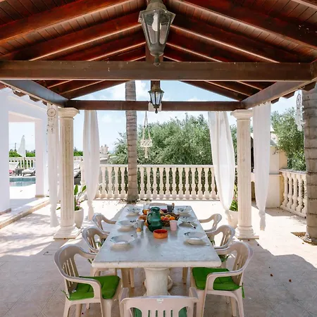Rafaella Private Pool, Gym & Jacuzzi Villa